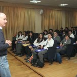 El Dr. Wolfgang Gieren, Director del Dpto. Astronomía les da la bienvenida