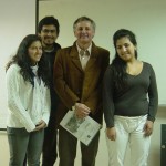 Roberto Castillo junto a alumnos de la carrera de Astronomía